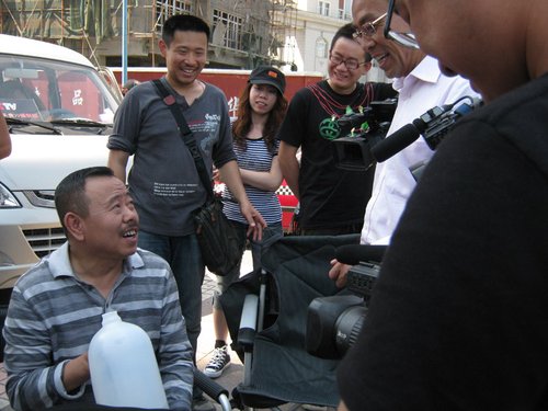 《能人冯天贵》高温拍摄 潘长江一天喝五桶水