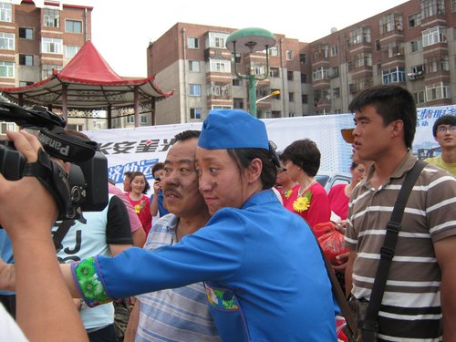 《能人冯天贵》高温拍摄 潘长江一天喝五桶水